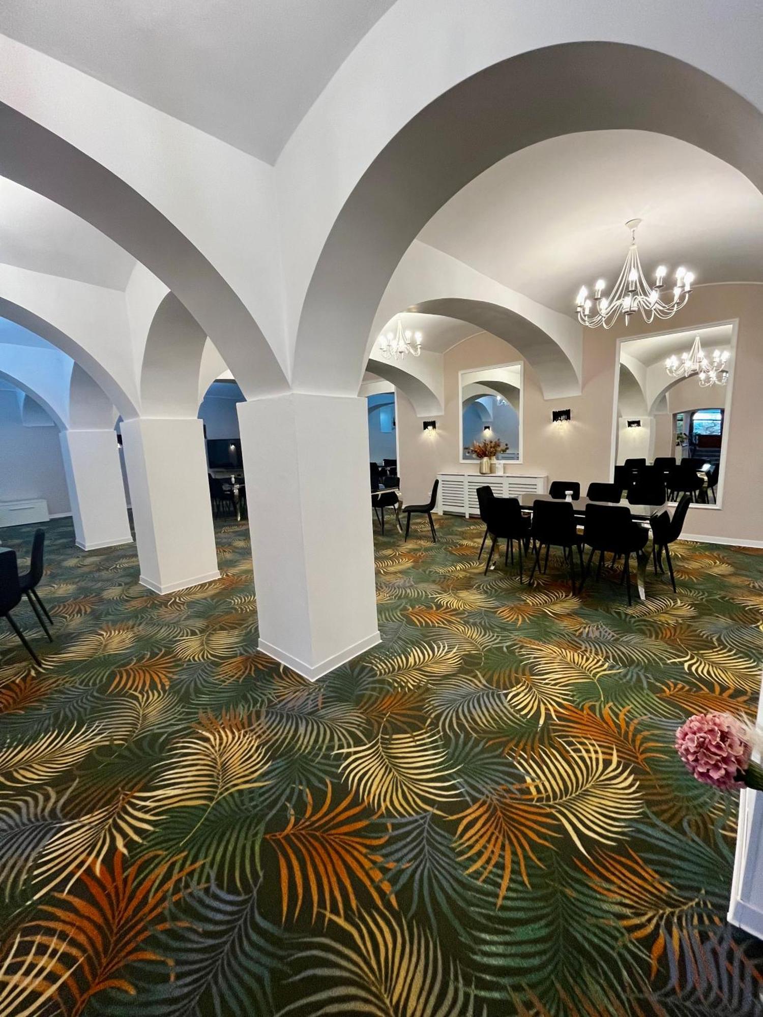 Cochet Boutique Hotel Targu Jiu Luaran gambar